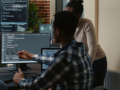 People looking at a monitory - Modernize with Microsoft Azure