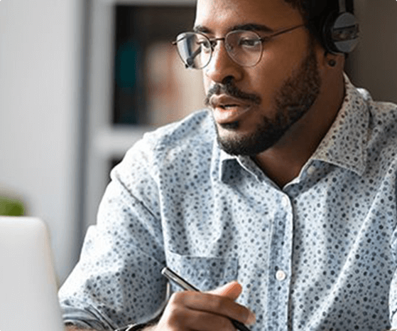 Azure Virtual Desktop - sitting man looking at a laptop